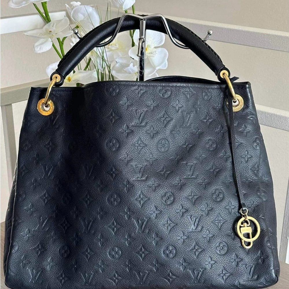 Authentic Louis Vuitton Artsy Empriente in noir